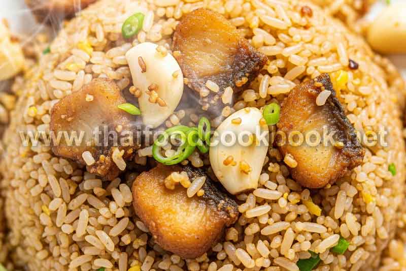 ข้าวผัดปลาเค็มหอมกระเทียม สูตรคุณยาย หอมอร่อยแบบโบราณ ทำง่ายได้ที่บ้าน