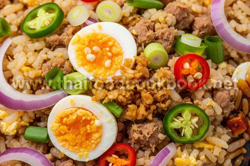 ข้าวผัดแหนมไข่เค็ม รสจัดจ้านสไตล์อีสาน สูตรเด็ดทำง่ายกลมกล่อมหอมทุกคำ