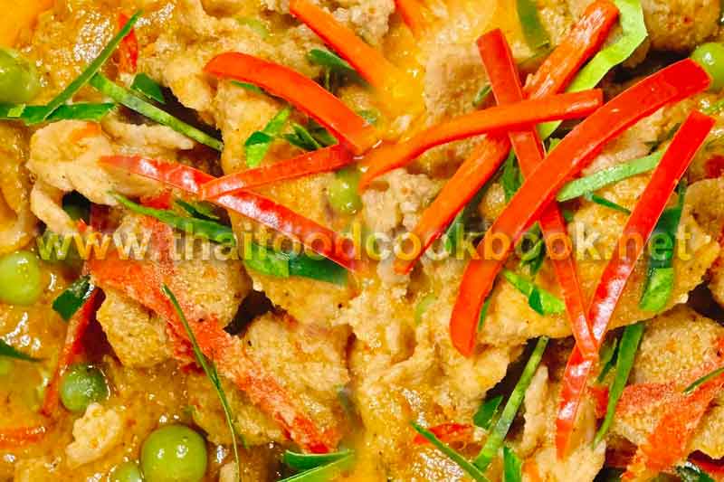 พะแนงหมูใส่ใบมะกรูดฉีก สูตรเครื่องแกงเข้มข้น หอมถึงใจ ทำง่ายได้ที่บ้าน