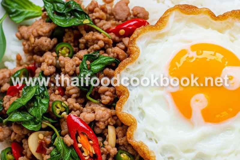 เมนูอาหารกลางวันยอดนิยมกะเพราหมูไข่ดาวแบบบ้านๆ